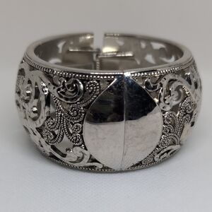 Elegant Silver Bracelet with Intricate Filigree and Polished Accents